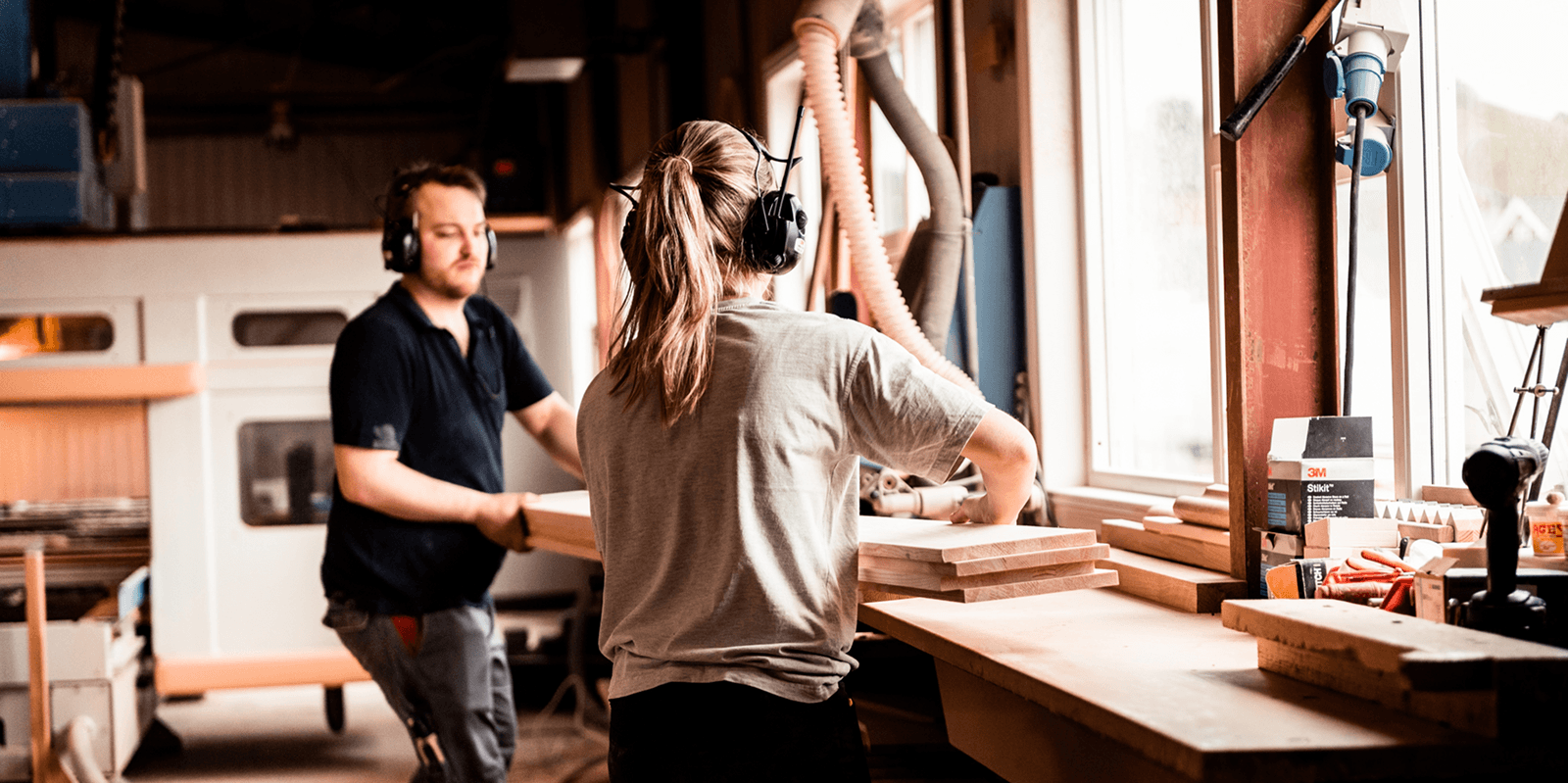 Haandverkere baerer treverk