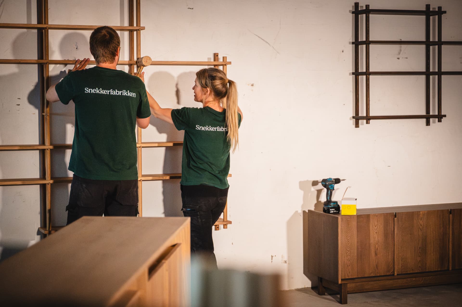 Snekkerfabrikkens håndverkere monterer Oswald-hyllesystem på verkstedet