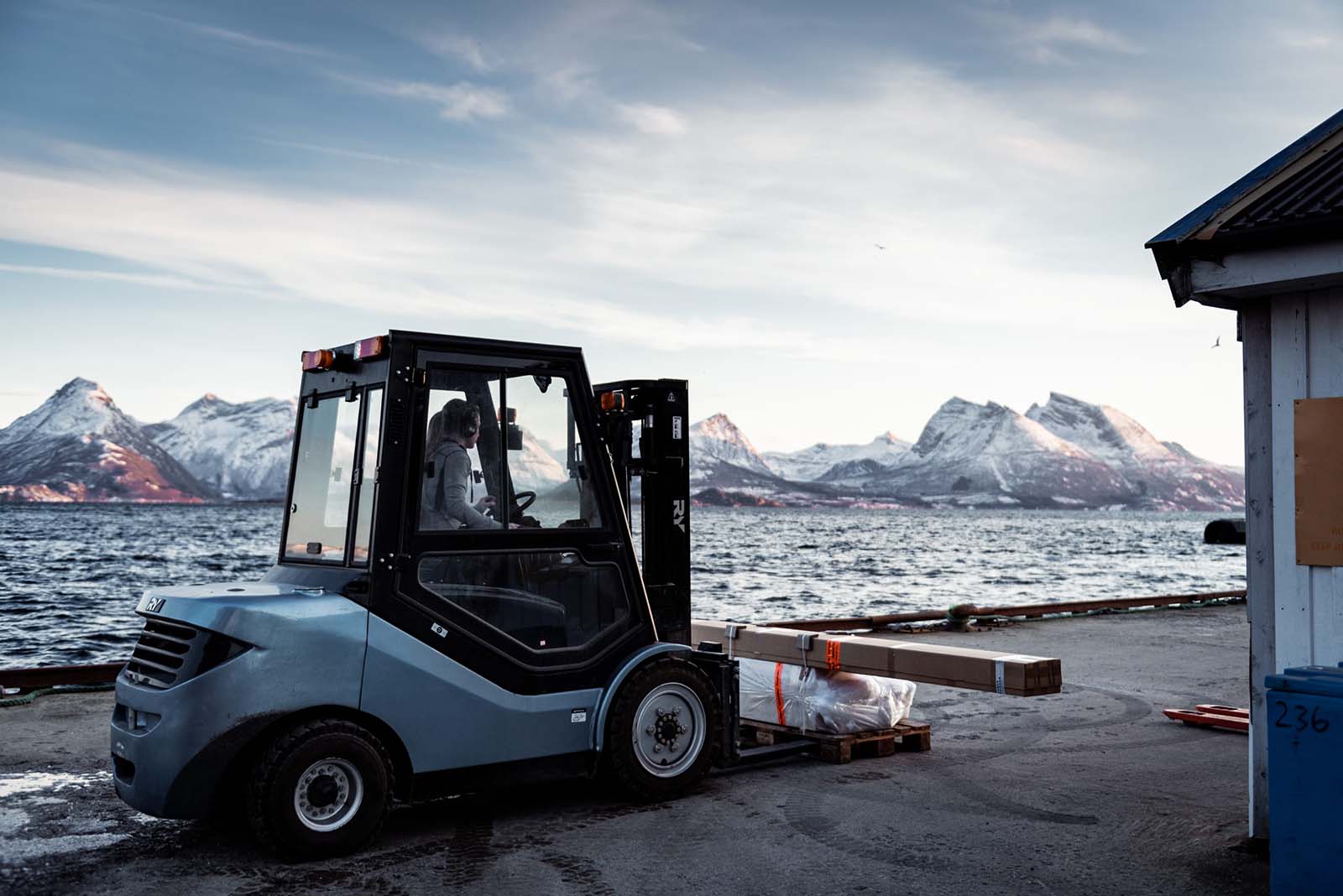 Truckforer med leveranse paa gafler